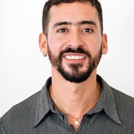 Alejandrocalcan%cc%83o headshot crop