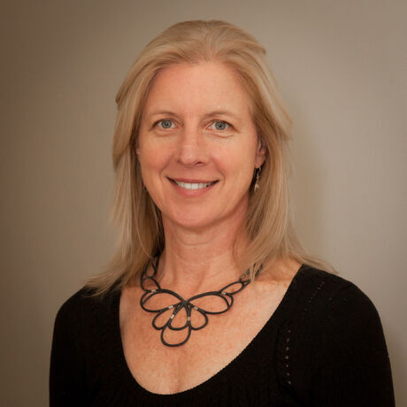 Amyhart headshot 5713 light