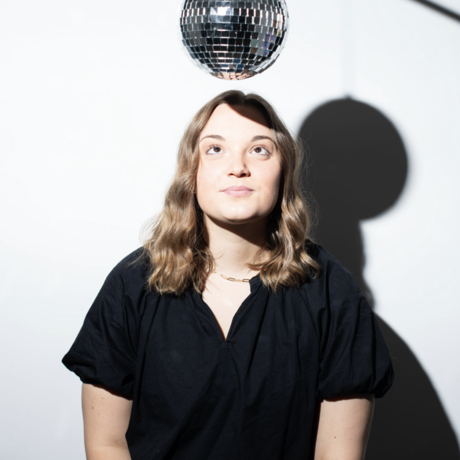 Clairepufferheadshotcolordisco