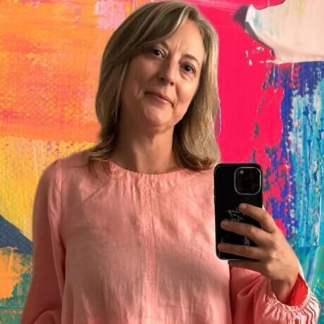 Toni short art selfie