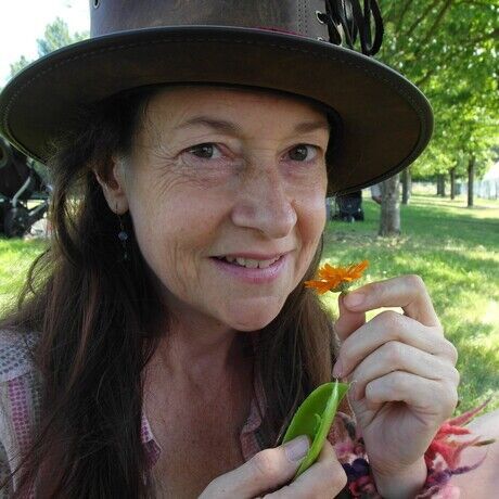 Linzi top hat eat flower  square