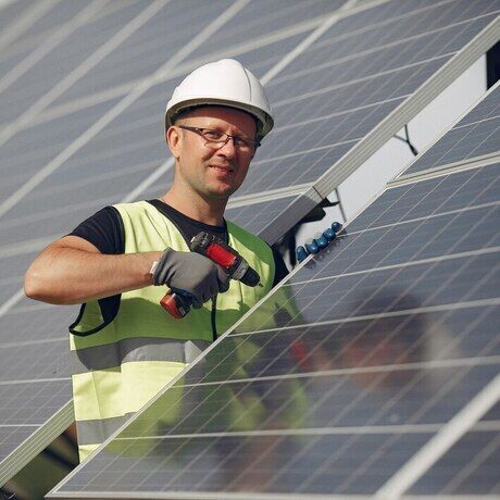 Man with white helmet near solar panel 1157 29988
