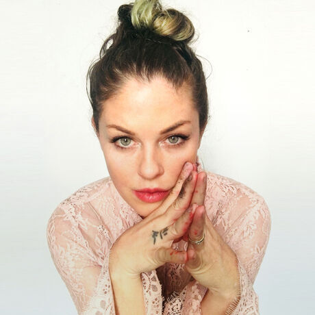 Headshot pic aquarela sq white f