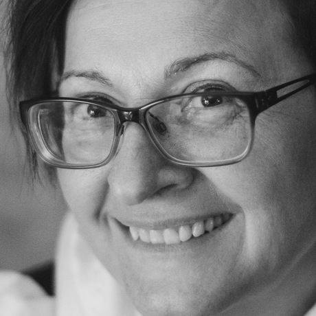 Pogled sa strane veliki osmeh