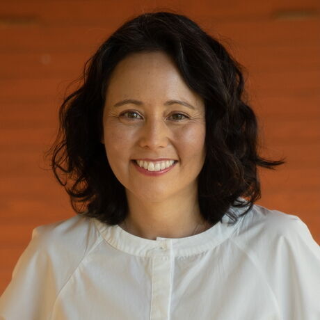 Lisa hoashi creative coach headshot 2025