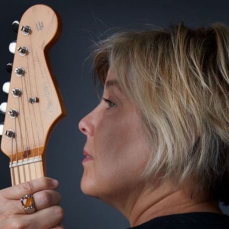 Blue dirt girl 5 solo face guitar  k pic debra matwychuk 2019