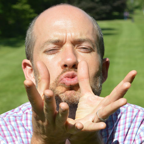 Headshot frankieabralind kissingfingers