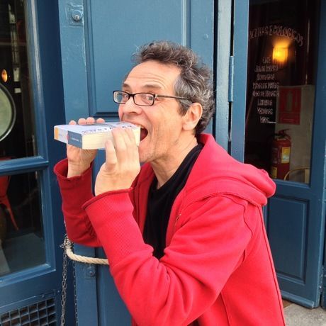 5   mi foto mordiendo libro en delic