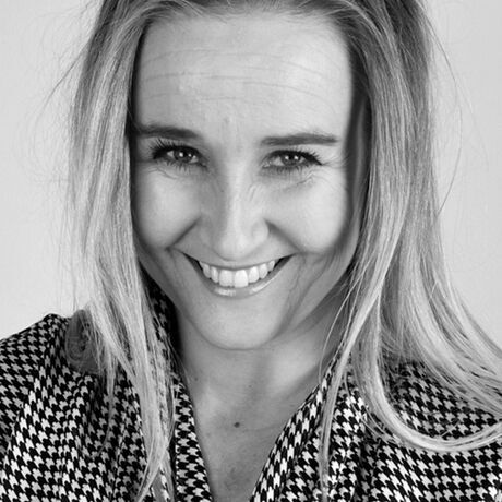 Saskia black and white