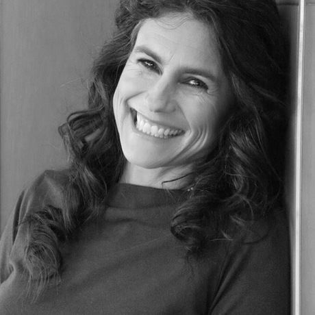Shannon headshot pic gray