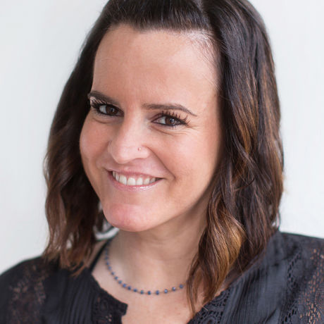 Elizabeth headshot 001 r