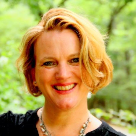 2016 headshot annie lewis cropped