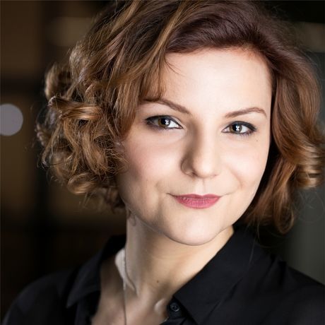 Adina pozasmall