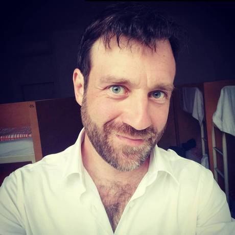 Jb pic portrait headshot porto short hair