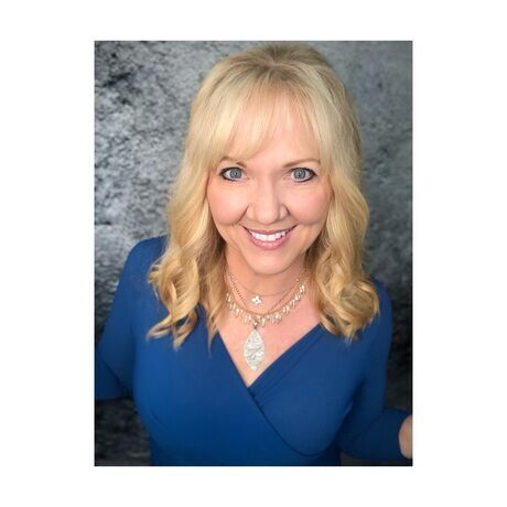 2022 headshot terri lonowski blueframe1