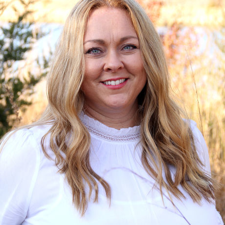 Erinisenhart headshot web