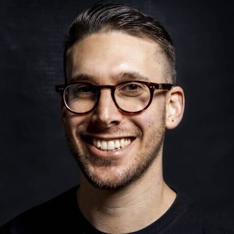 Yossi moss headshot