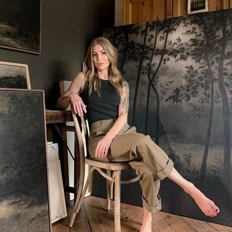 Linseygray ashevilleartist charcoalonwood studioportrait summer2025