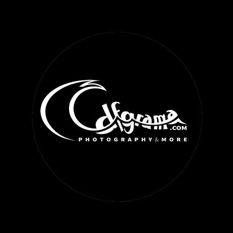 Logo pe negru patrat