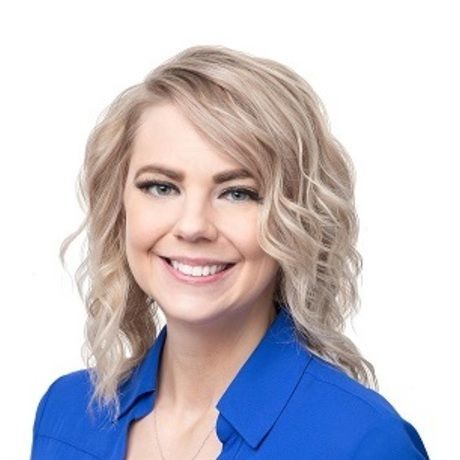 Danielle burrow small square headshot