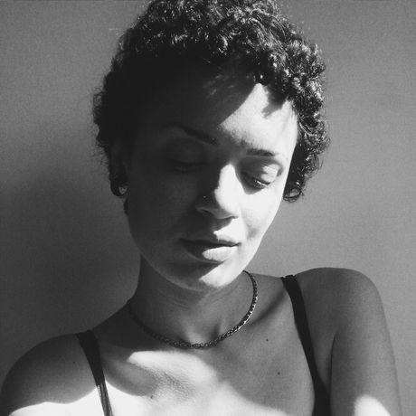 Queria ser pedra mas nasci flor