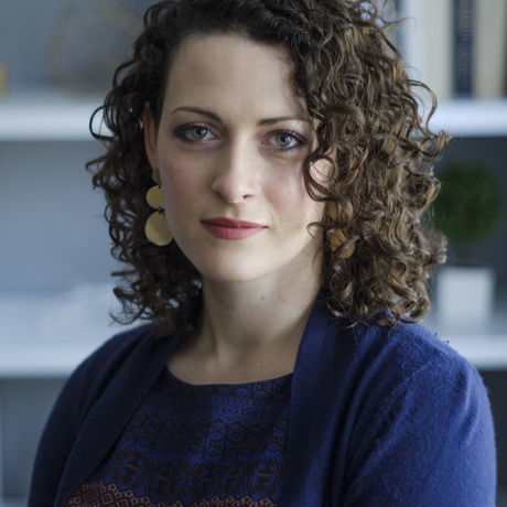 Amanda dyer headshot 2