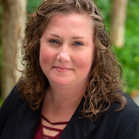 Sara tracy headshot cropped