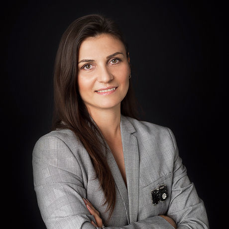 Julia larina headshot web 1x1