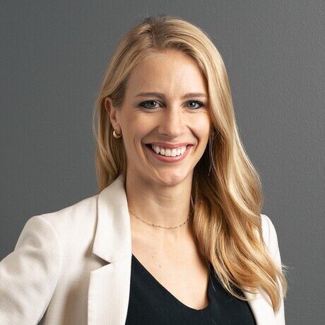 Carolyn glenn headshot   cropped