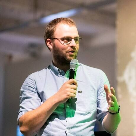 Photo by max kneefel 02