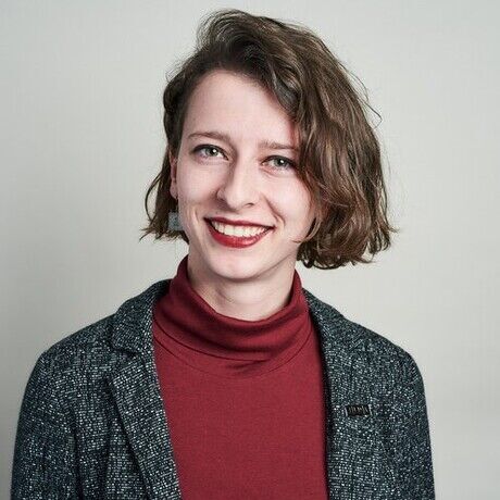 Julianne peters headshot square