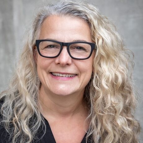 Emma payne 2022 headshot glasses small size