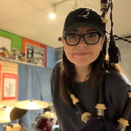 Dani warren   pipes headshot