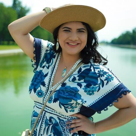 Headshot   mae   casual