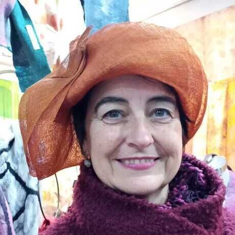 Pilar con sombrero naranja