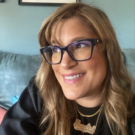 Ameliadellos headshot may 2023