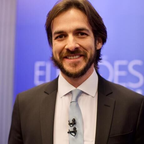 Pedro cunha lima smiling at came