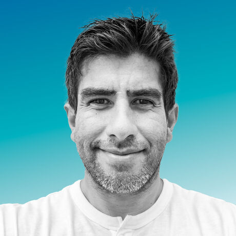 Mt headshot ux 1000x1000 gradient