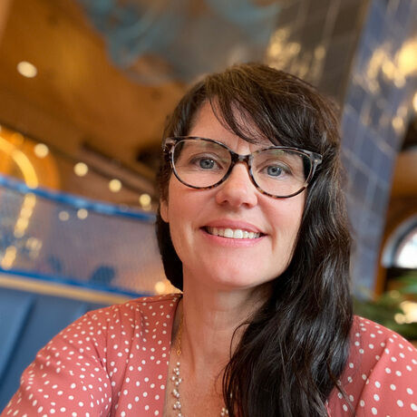 Kari bio headshot 2023