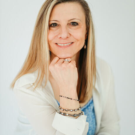     close up chin on knuckles     