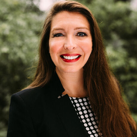 Elizabeth headshot tight